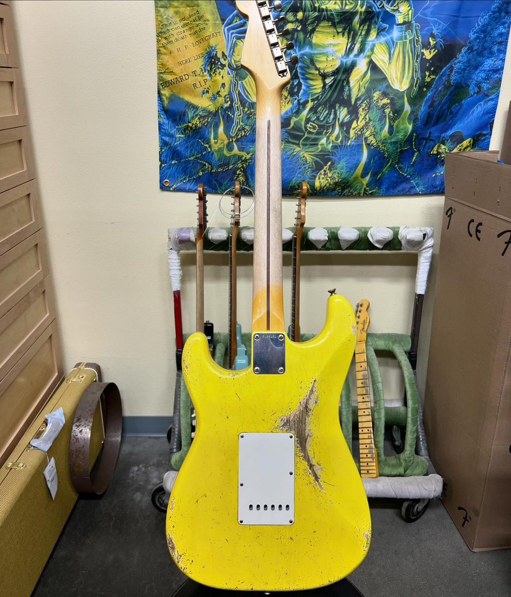 We hope your day is as bright as this '57 Graffiti Yellow Strat from Andy Hicks. ☀️ Tag someone below who would love this one.