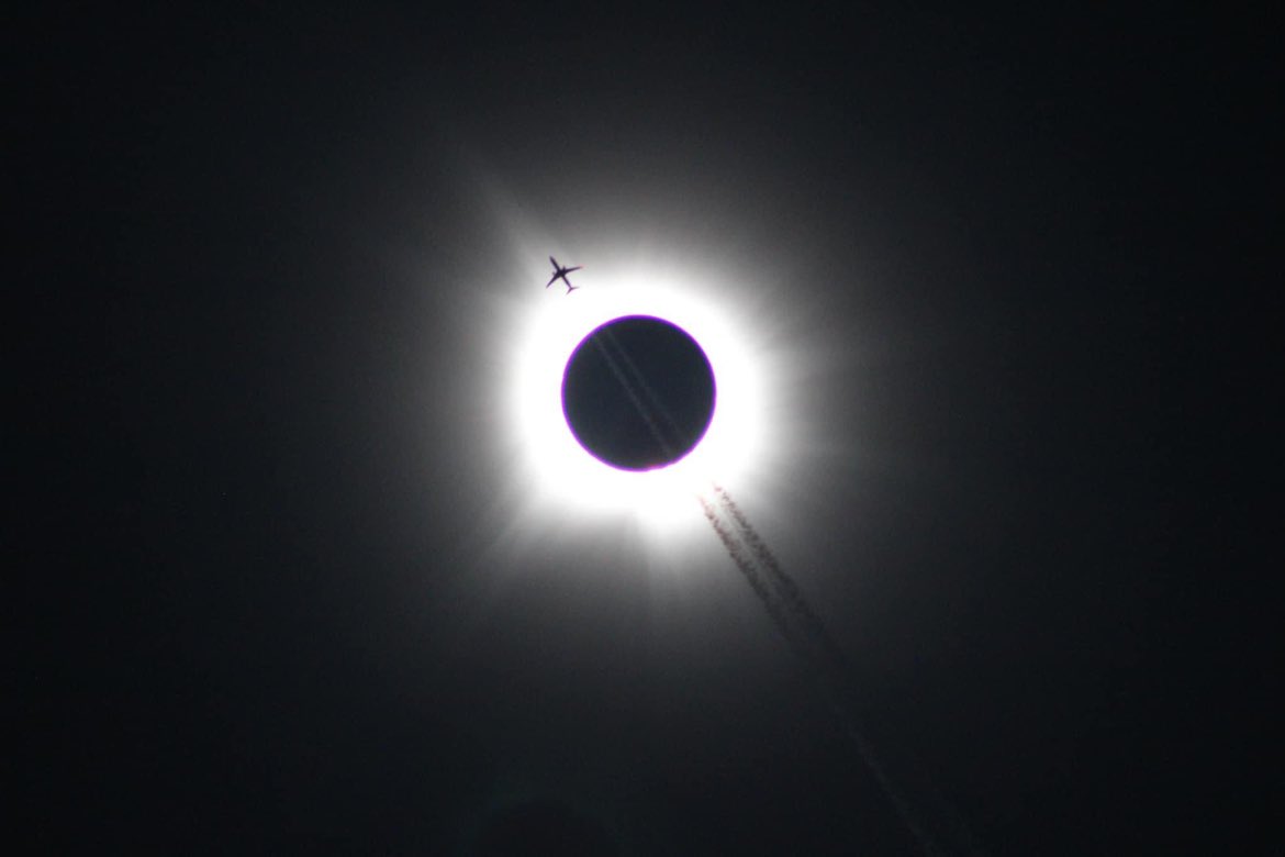 🔴 | ¡INCREÍBLE FOTO! Avión volando durante el eclipse solar total en Jonesboro, Arkansas.

(📸 Kendall Óxido) #EclipseSolar2024 #Eclipse2024 #EclipseSolar