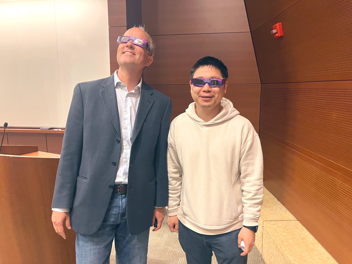 Many thanks to Mark Schoenfisch for a fantastic talk on the future of nitric oxide-releasing therapeutics for disease management and for getting in the #SolarEclipse spirit with us at #wsuchemistry.