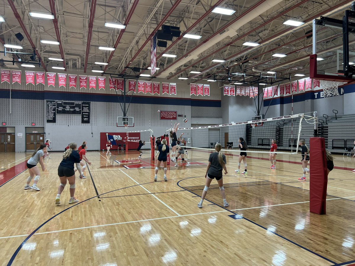 AWESOME turnout for open gym today!!! Loved watching ya’ll play❤️🏐🤠 #DAWG