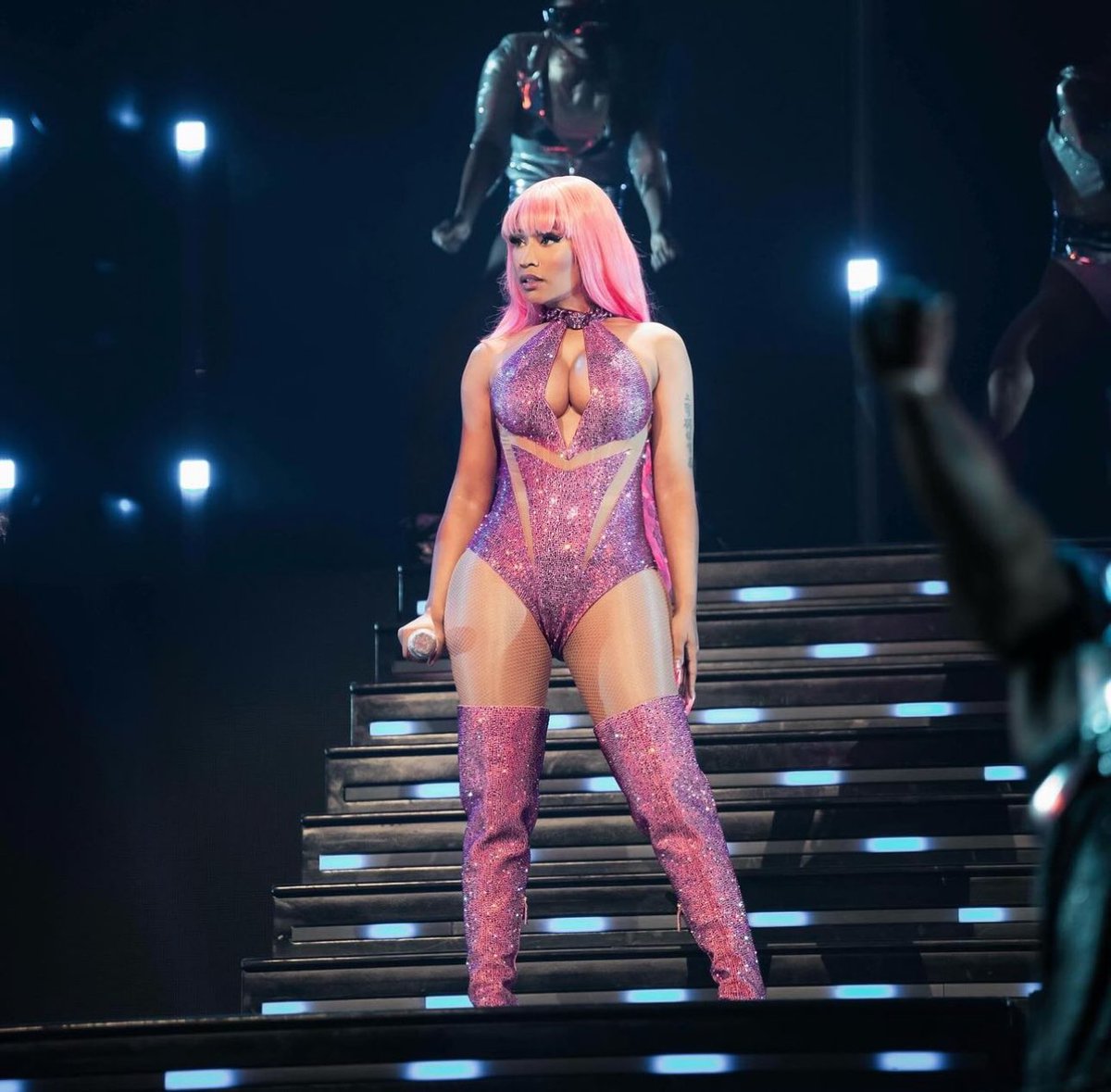 .@NICKIMINAJ had 11 concerts gross over $2M, surpassing @DojaCat as the only female rapper to do so. Only 17/39 US dates have been reported so far. • Nicki Minaj— $2.857M, Madison Square • Nicki Minaj— $2.39M, Capital One • Nicki Minaj — $2.34M, Oakland Arena