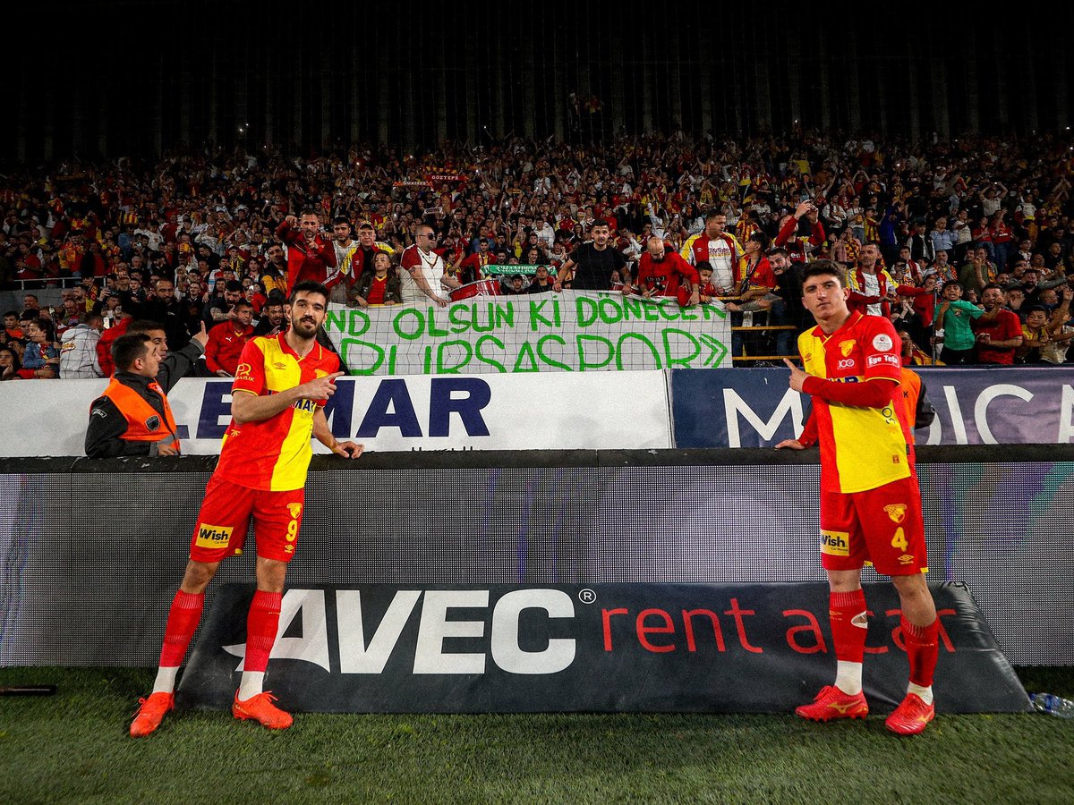 Göztepe forması giyen eski futbolcularımız, Talha Altıkardeş ve Kubilay Kanatsızkuş “And olsun ki dönecek Bursaspor” pankartının önünde camiaya mesajını iletti. 👏👏👏 #Bursaspor