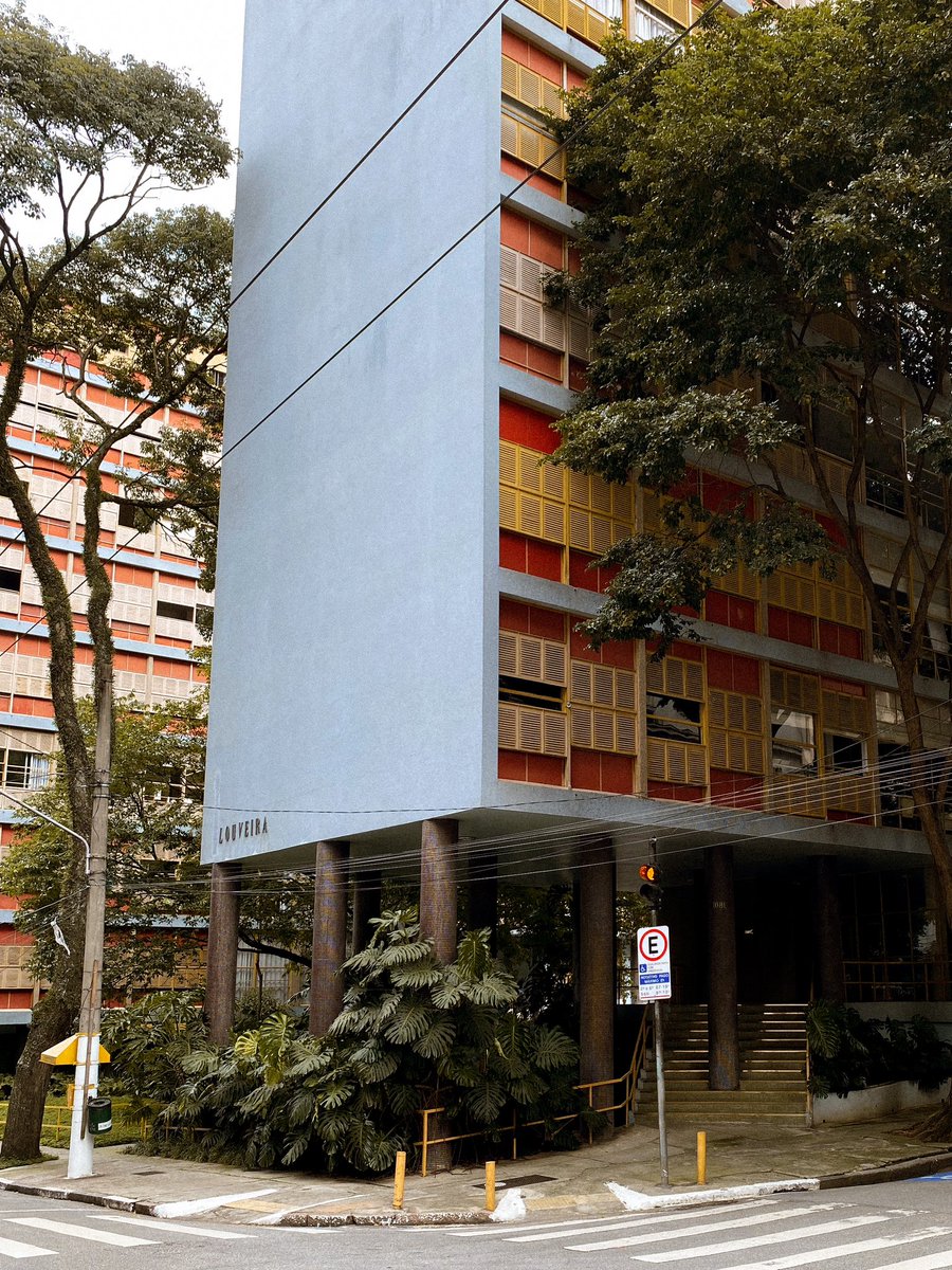 jackfrrr's tweet photo. Edifício Louveira (1946), um marco da arquitetura brasileira projetado por Vilanova Artigas. 

Sem muros e sem grades, há quase 70 anos, dialogando perfeitamente com o paisagismo e o entorno. 😮‍💨👌🏽 https://t.co/d88uutfDu6