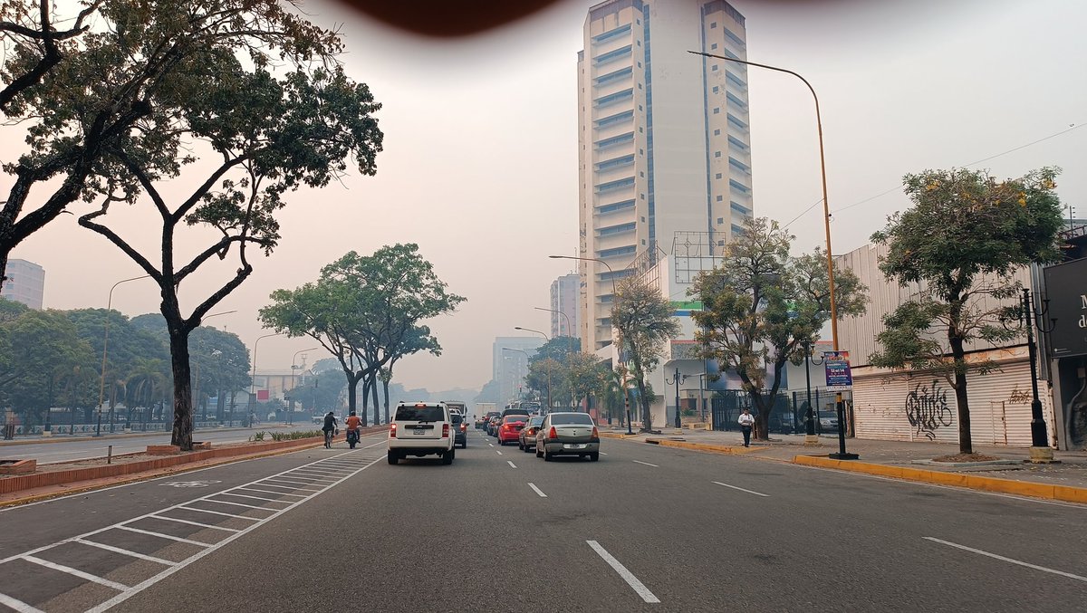 #AlMomento|  Valencia totalmente cubierta  de calima,  bajo un intenso humo  producto de incendios forestales que contaminan el ambiente este lunes #8Abr #VenprensaInforma  #VenprensaLaCostalnforma  #Venezolanadeprensainforma