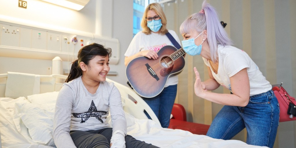 During the Easter holidays many children in the UK spent their days in hospital. @spreadasmileuk helped provide Easter themed hospital visits, singing, games & much more. Thank you Spread a Smile for looking after our patient families wellbeing during the holidays.