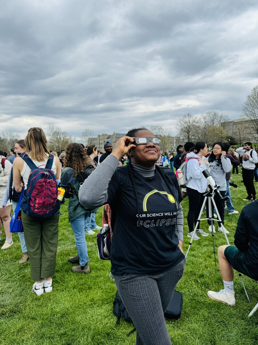 MarySoetan's tweet photo. The last time I saw eclipse was 2006. I was in secondary school then. Today I’m seeing it again in school (US). Last last school no be scam 😍 https://t.co/KQh04xSDDR