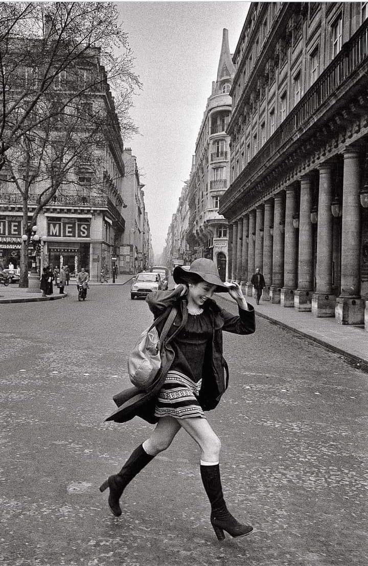 Isabelle Adjani en retard à la représentation d’Ondine à la Comédie-française, 1974.