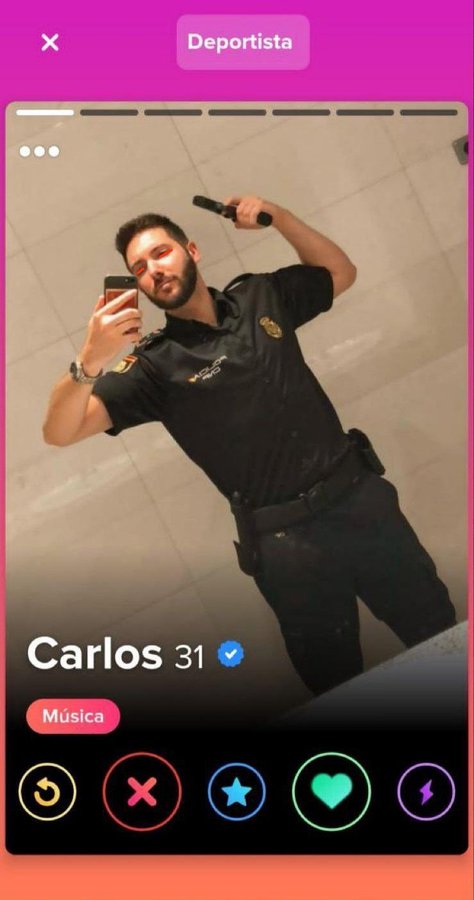 Si te pillan haciendo una foto a un policía en acto de servicio, te funden, eso si... ellos pueden publicar fotos de uniforme en tinder o subir historias en horario laboral para intentar 'ligar' lo que sin uniforme no son capaces... que vergüenza!!