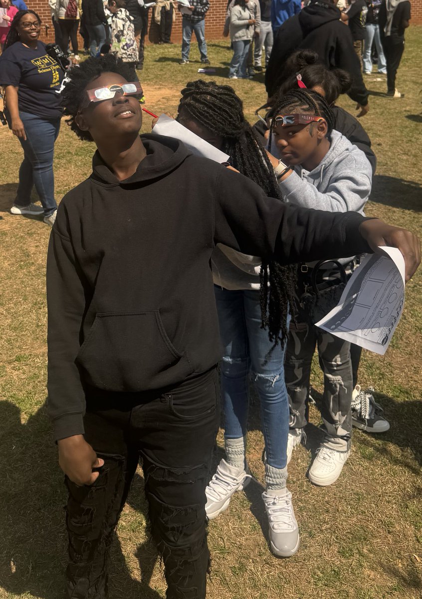 We had good fun today! Our entire building took time out to show gratitude to Earth & Space Science! We made observations, recorded data, and enjoyed the moments when Earth, our Moon, and the Sun aligned together🎉🎉 It was a great day! Thank you @HenryCountyBOE for our 🕶️