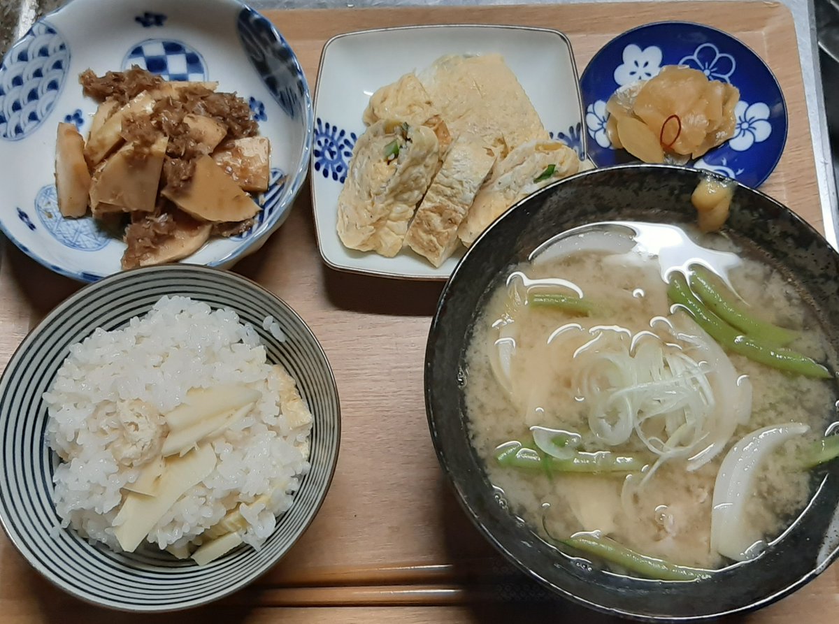 8日の🐺くんごはん 筍ご飯 隠元と新玉ねぎの豚汁 筍土佐煮 おじゃこのだし巻き玉子 なんか画面白いねw 一応旬菜盛モリなんだけどね 作ってて楽しかったですꉂꉂ(>ᗜ<*) よい食材を前にすると真剣になりますねぇ(チャラいなりにw) #川名商店 様 #藤本商店 様 #少食さんが料理