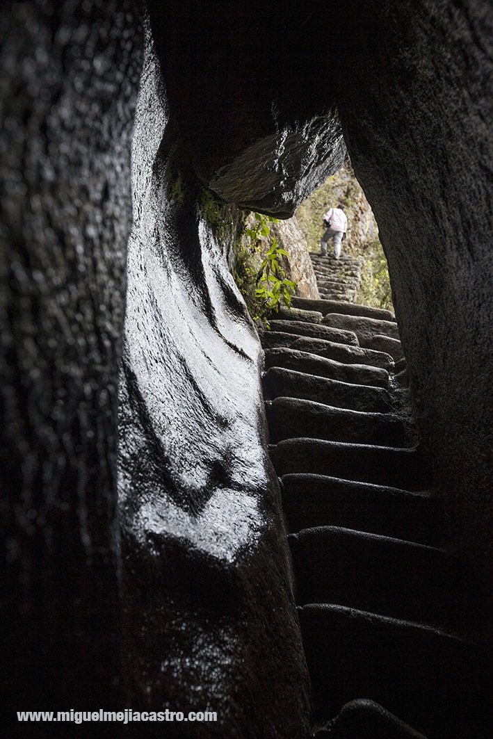 A través de la Montaña que gobierna el lugar denominado Waynapicchu, existe un túnel forjado en la misma roca, los escalones también fueron tallados en la misma superficie de la montaña. Este da acceso a la cumbre de esta montaña.

Miguel Mejía Castro.