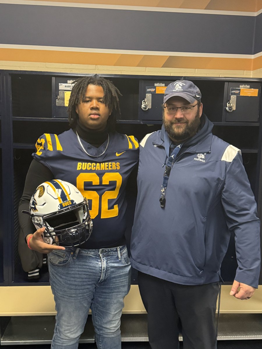 Had an Awesome time visitng @BeloitBucsFB this weekend! Thanks to @Coach_Soenksen for having me!!!