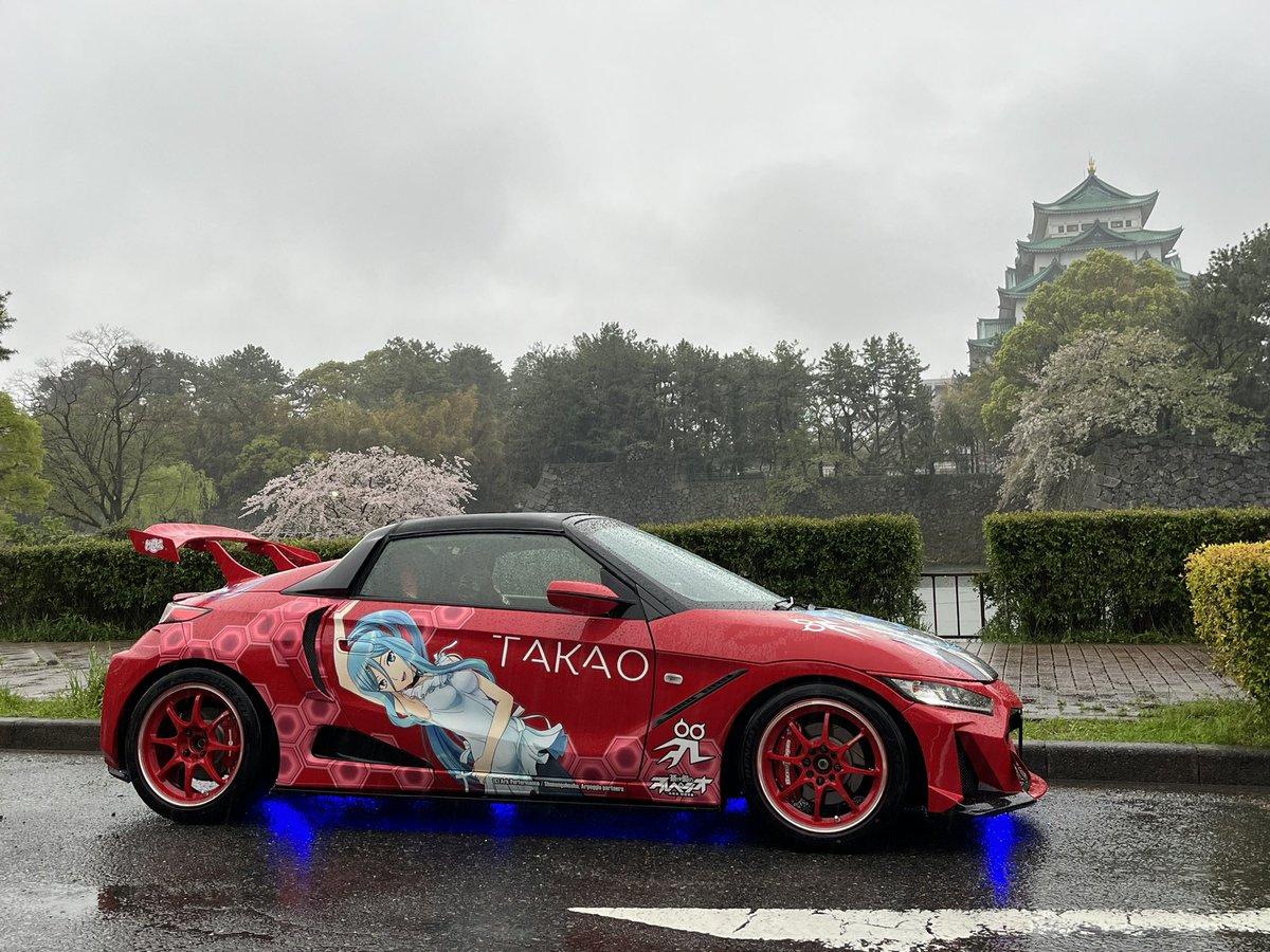 最近お城前ポイントの人気が高く停めて撮影できなかったので… 雨降り日ならと思いましたが埋まっていました(涙目) 常連のVOLVO乗りの人が場所開けてもらっての撮影会実施… 「なかなか来ないね…」っと言われましたかつど都度きませんよこのおばちゃん散歩ポイントはかまわれるので… さっお仕事に！