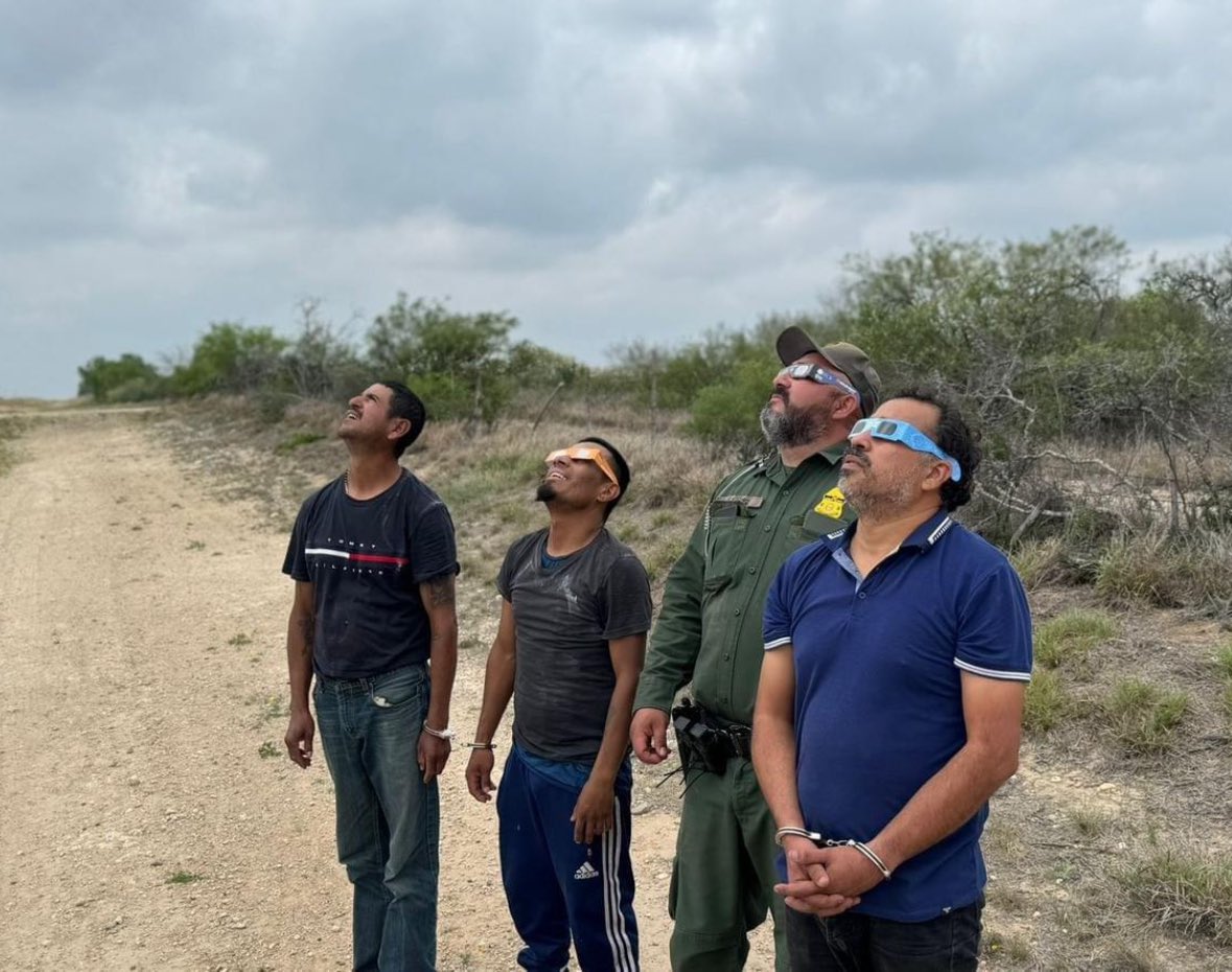 Border patrol agent enjoying the eclipse alongside three migrants he apprehended for illegally crossing the southern border today. #mexico #border #migrants #security #america #eclipse