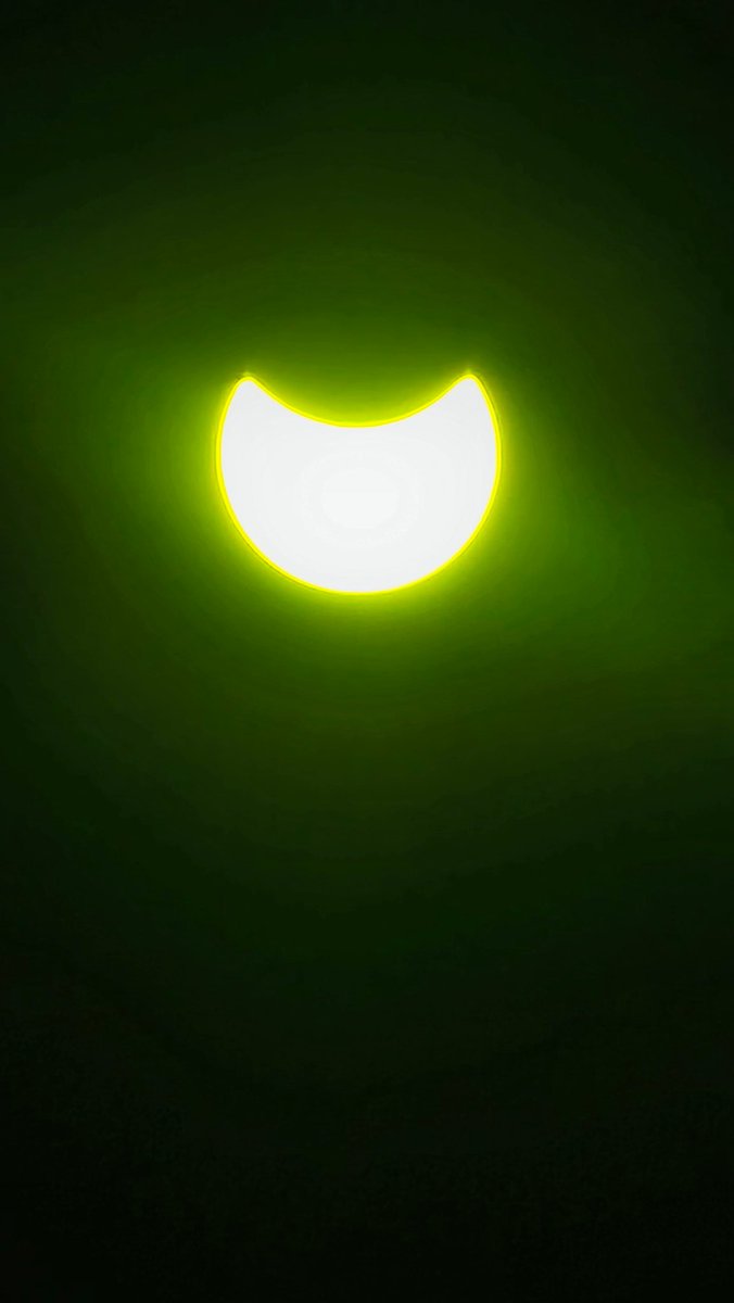 Cynthiakarisma's tweet image. Hasta el astro rey es opacado; el eclipse nos recuerda que por más que brillemos siempre habrá algo o alguien que apague nuestra luz, sin embargo, solo será momentáneo y ¡siempre siempre volveremos a brillar! 🌒☀️🌚❇️ #EclipseSolar2024  #México2024