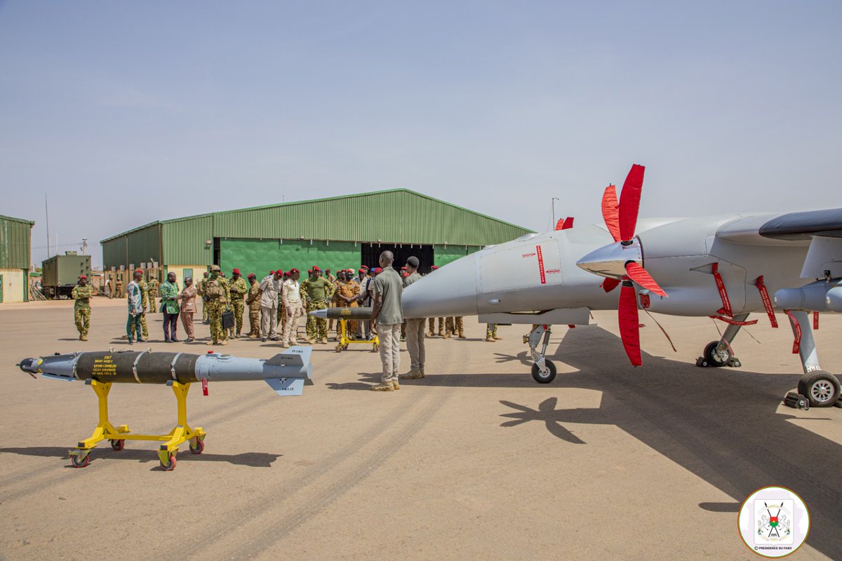 #BurkinaFaso: Le Président de la Transition, le Capitaine Ibrahim TRAORE a remis ce lundi, un important lots de de vecteurs au Ministère de la Défense et des Anciens combattants dans le cadre de la reconquête du territoire et de la lutte contre le terrorisme.