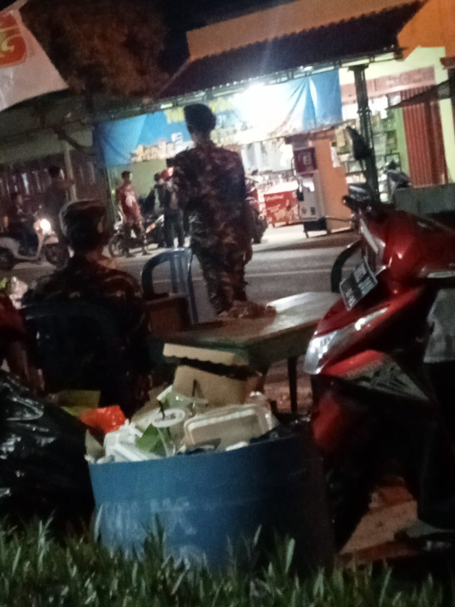 Melaporkan dari Posko Mudik Banser 2024 Satkoryon Banser Baureno Kab. Bojonegoro ada Pemudik perjalan dari Bali menuju Blora kehabisan bensin, Banser yang bertugas di Posko langsung sigap menolong, Alhmdulillah bisa Pemudik bisa melanjutkan perjalanan #PoskoMudikBanser2024