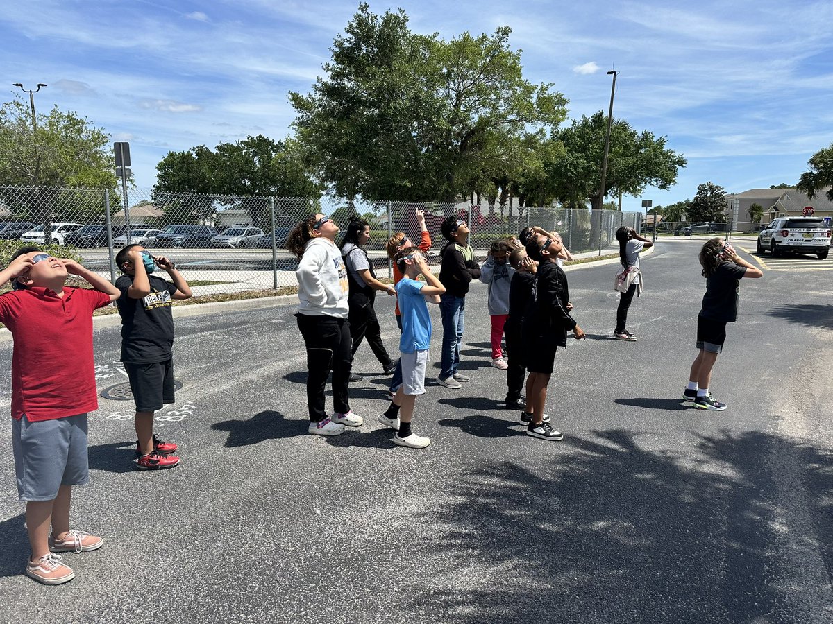 CamelotES_OCPS's tweet image. Today was a great day for science! We learned about the solar eclipse, made viewers, and got to witness this rare event with some classes. #science #ocpsscience