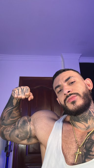 Hello x😏  https://t.co/Wy9fRe6Ox2 https://t.co/cVVo5bekxq