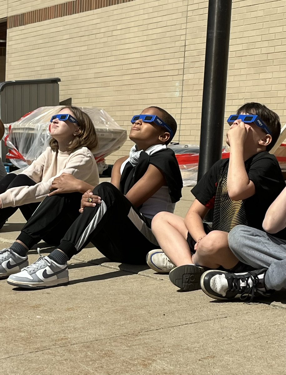 HWE_Hawks's tweet photo. Hawks enjoying the solar eclipse! 
@hwepta @WalledLkSchools https://t.co/gQsDA9QuQd
