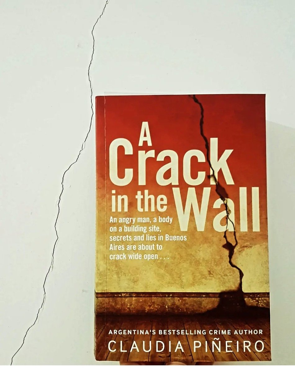 My new blog post on A CRACK IN THE WALL by Claudia Piñeiro - a superb, compelling tale of crime, greed, moral ambiguity, and fragile relationships. Translated by Miranda France. readersretreat2017.wordpress.com/2024/04/08/a-c… @bitterlemonpub #ClaudiaPiñeiro #book review