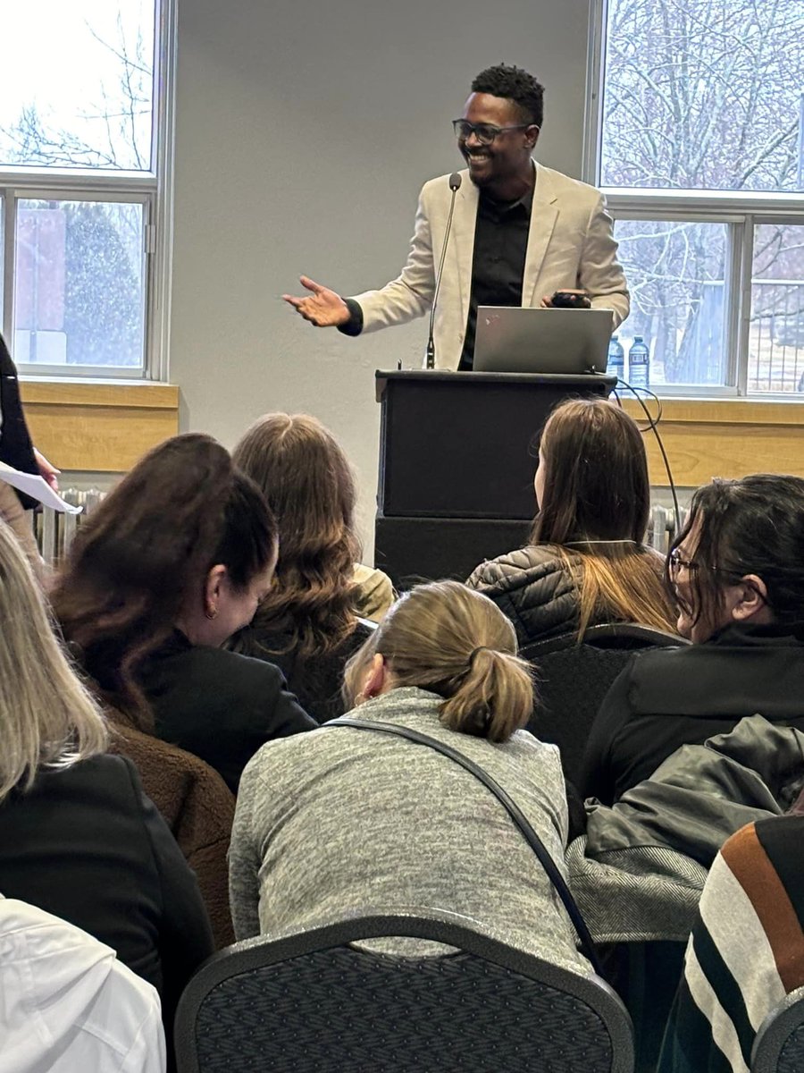 Samueljeanbap's tweet photo. Très heureux d’avoir animé la 21ème édition de la JOURNÉE D’ÉCHANGE entre l'École de travail social- #universitédemoncton et le ministère du Développement social au Nouveau-Brunswick.
Cette activité a réuni des étudiants et professionnel(le)s en travail social. https://t.co/iLGmO1Yj3V