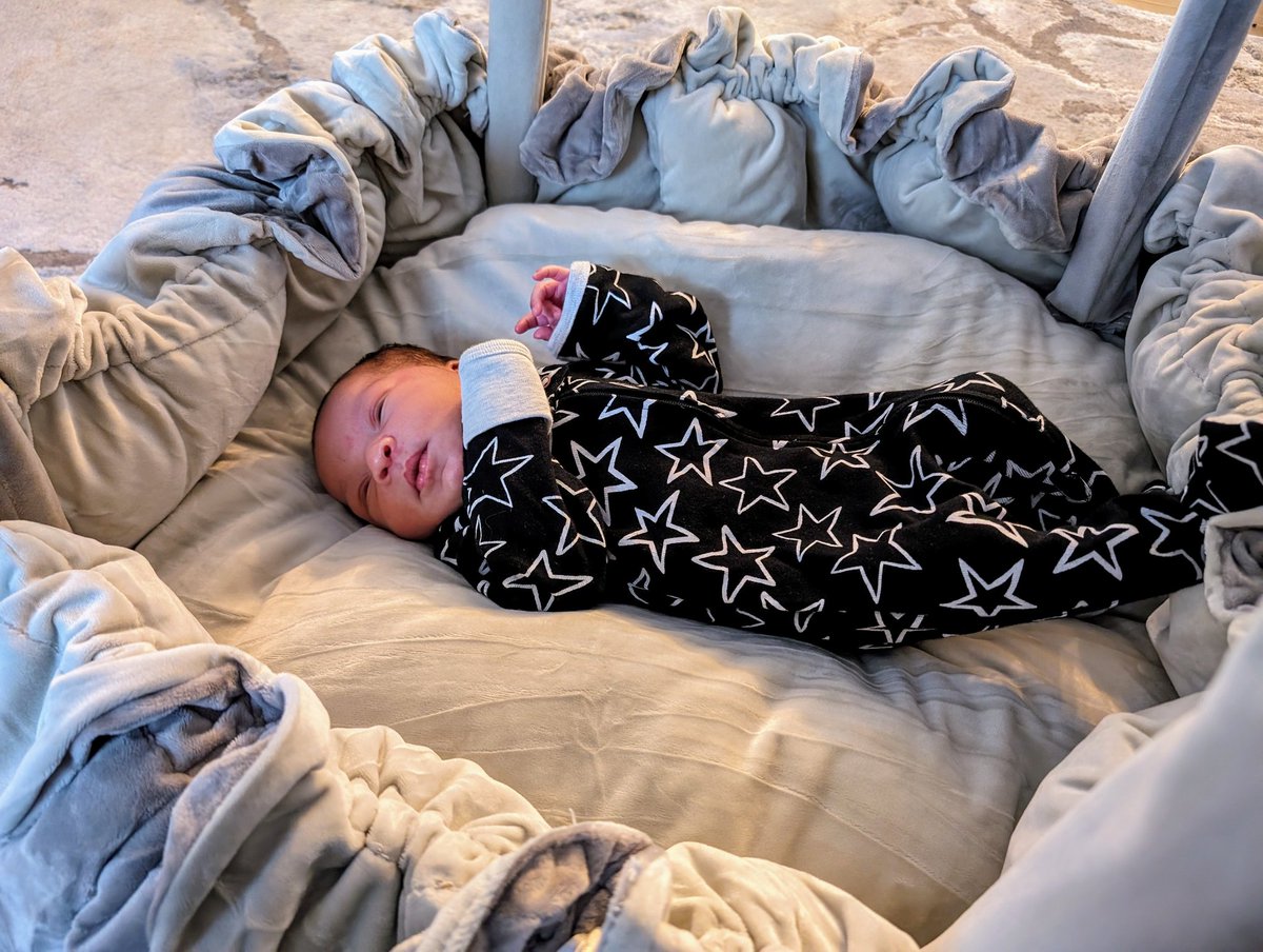 WillnardEL's tweet photo. My wife and I became parents just over a week ago.  We are so lucky to have the opportunity to raise this beautiful baby girl 🥰💕

@angelniclove https://t.co/TpgWVmohAB