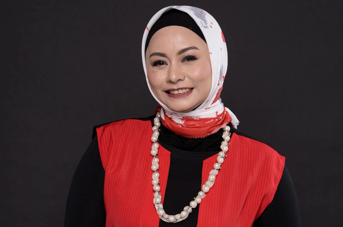 From 17, Ligwina Hananto took an interest in finance. Fast forward to 2024, and the Curtin finance and marketing graduate is a global financial trainer, business leader and stand-up comedian. Read more: curtin.edu/epc71e #CurtinUniversity #CurtinGrad