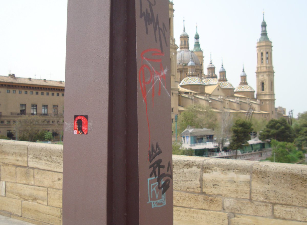Zaragoza es una ciudad sucia y mal cuidada. Solemos poner fotos de vandalismo en la expo y su legado, pero el mal va mas allá y se extiende a toda la ciudad, incluido el mismo centro y los lugares mas turísticos y visitados de la ciudad. ¿Esta es la ciudad que queremos?