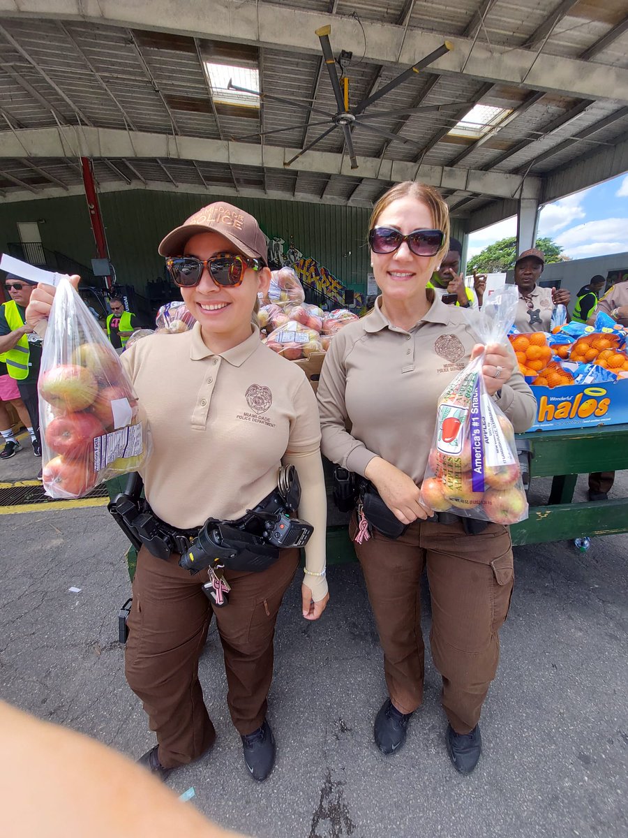 This past Saturday Farm Share partnered with @n4neighbors to help feed over 1,250 households! 🍎🍊 Our wonderful volunteers from @N4Neighbors, @T-Mobile, @MiamiDadePD, @CityofHomestead PD, @Homestead_ARB, @iamDJIvoryP, @iamDJH2 and @southpromo helped make this happen! 🎉