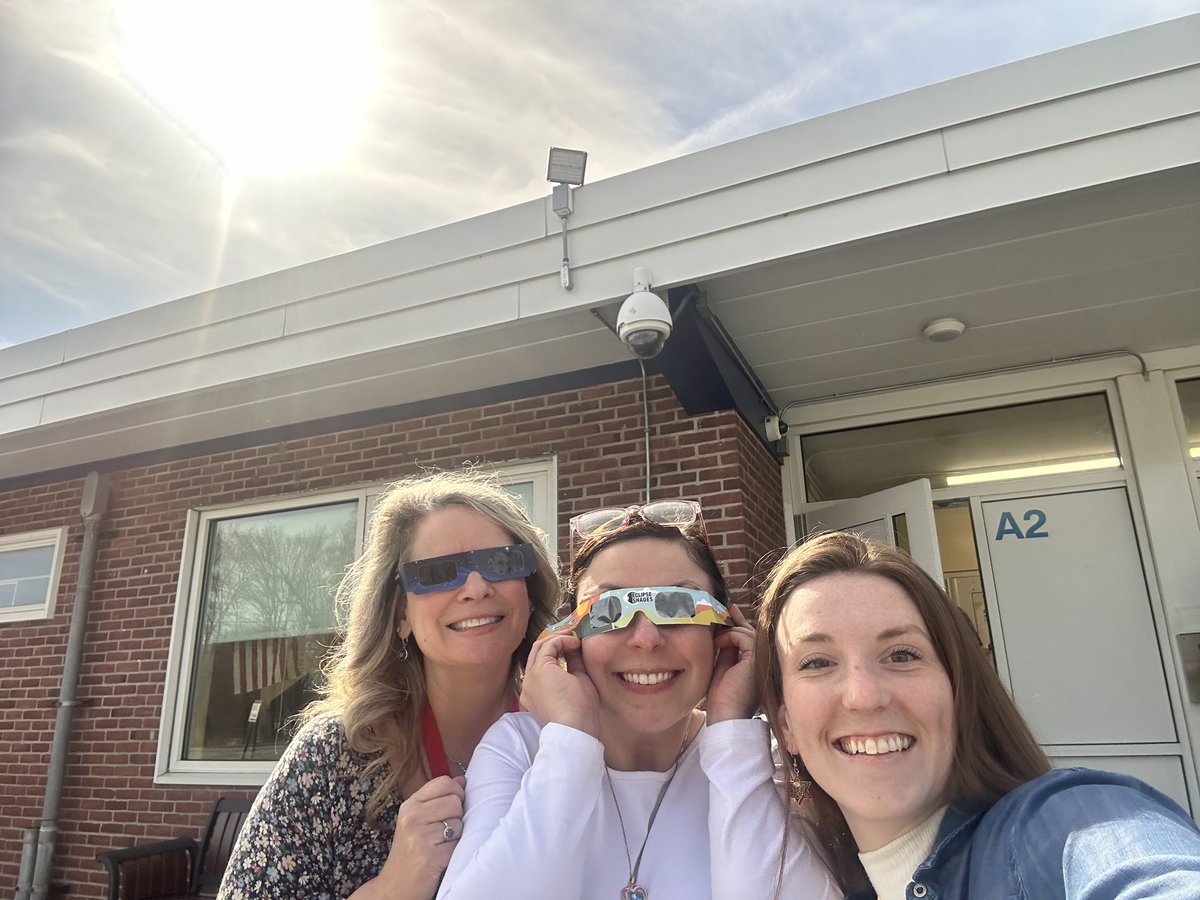 SchoolLonsdale's tweet image. 🌞 Lonsdale teachers are soaking up the sun safely today, practicing solar eclipse viewing with the right gear! Beautiful skies and safe eyes. 🕶️ #SolarEclipse #SafeViewing