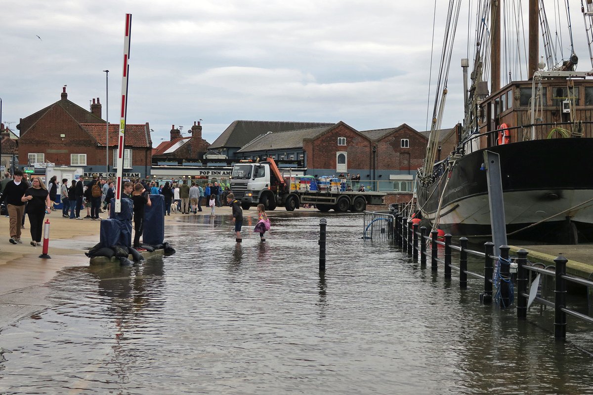 Tonight's .75m surge on a spring tide providing Easter holiday entertainment on the quay #wellsnextthesea