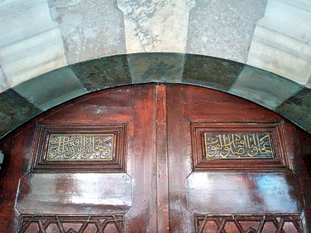 Çorlu Süleymaniye Camii (1521) cümle kapısında yazan: Accilû bi's-salâti kable'l-fevt Ve accilû bi't-tevbeti kable'l-mevt (Vakti geçmeden namaza, ölüm gelmeden önce tövbeye acele edin.)