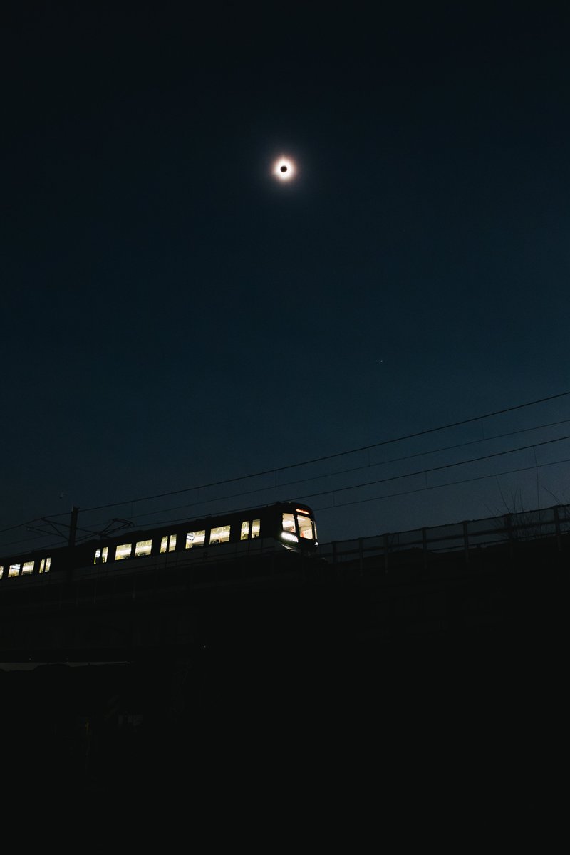REM - Réseau express métropolitain (@remgrandmtl) on Twitter photo 🌑Le REM et l'éclipse 
📷: Drowster 
#REMmtl #Montreal #Eclipse2024 🌑Le REM et l'éclipse 
📷: Drowster 
#REMmtl #Montreal #Eclipse2024