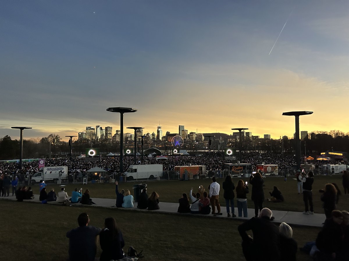 La Société du parc Jean-Drapeau et @EspacePourLaVie conviaient le public à célébrer L’éclipse du siècle, et c’est près de 100 000 personnes qui se sont rassemblées aujourd’hui au Parc pour assister à ce spectacle naturel exceptionnel! 🌑☀