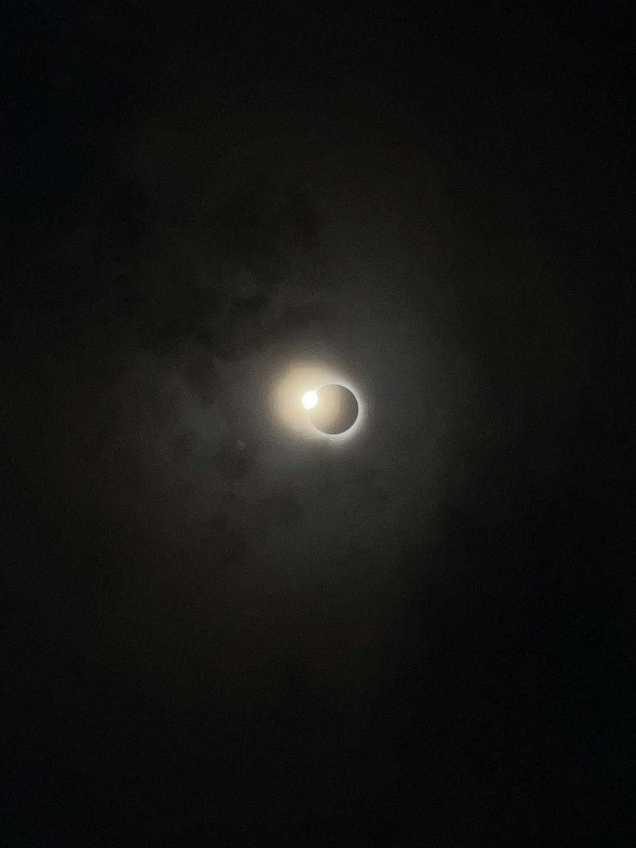 sunqhou's tweet image. I got eclipse photos 🥹
I think they turned out very well 💭🌑