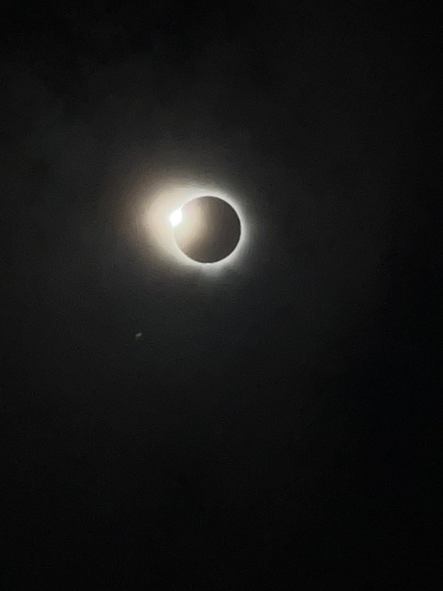 sunqhou's tweet image. I got eclipse photos 🥹
I think they turned out very well 💭🌑