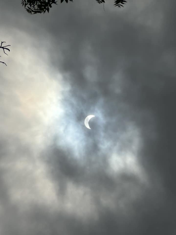 Curious to see if @RyanAlter will mention climate change in relation to today's cloudy skies during Central Texas eclipse viewing 📷 #ClimateChange #SolarEclipse 😉