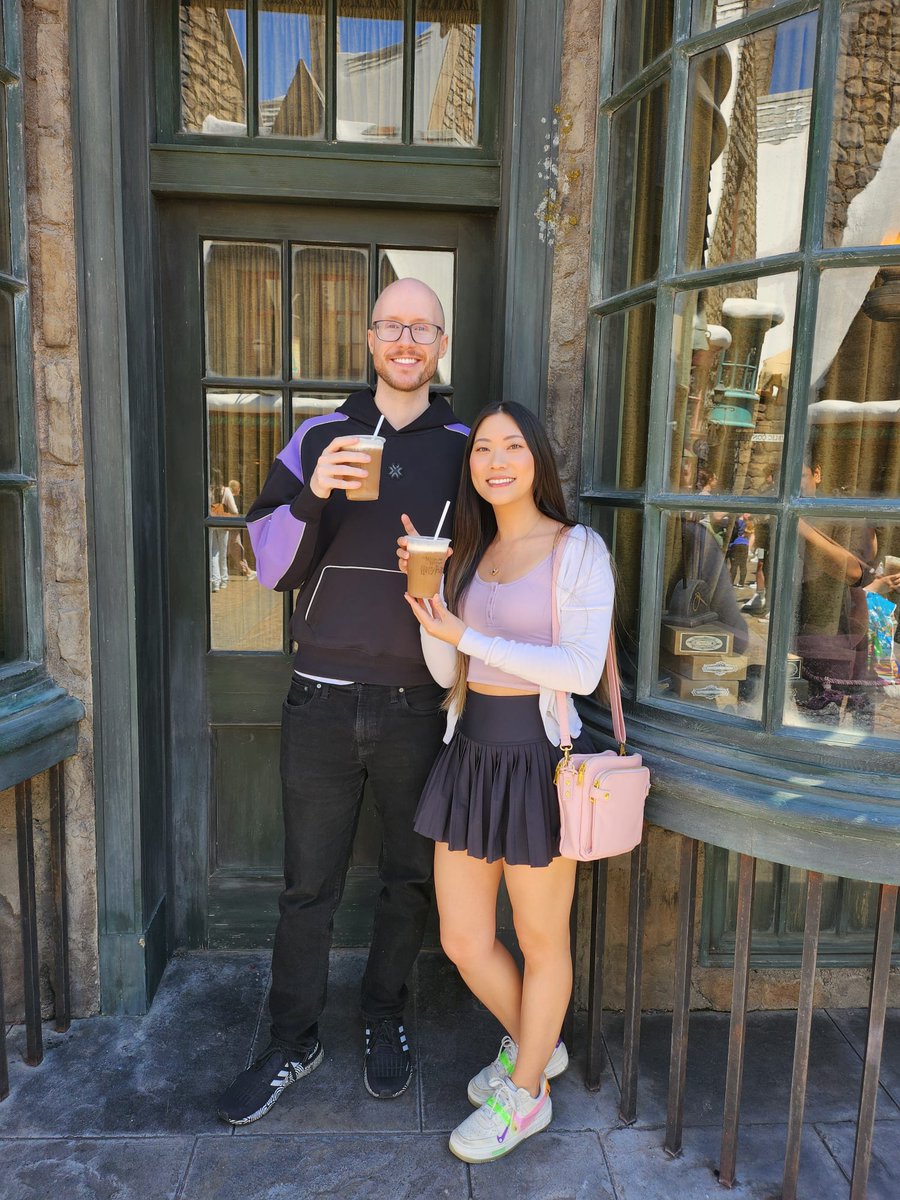 Went to Universal Studios to check out Super Nintendo World but the line was 2 1/2 hrs so we didn't even do the ride 💀 💀 💀 Had a Butter Beer at least! 🍻