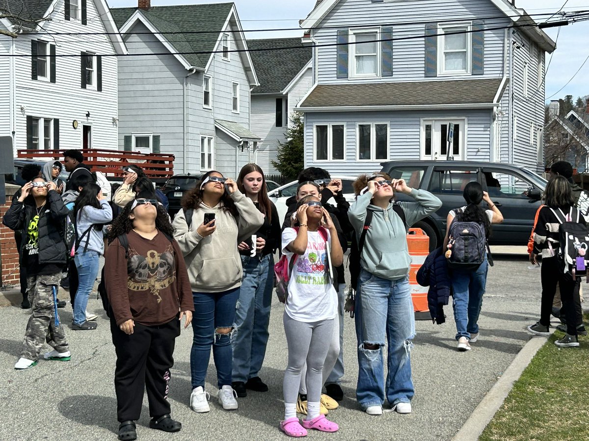 🌒 @PeekskillCSD middle school students had an awe-inspiring experience observing the solar eclipse!An incredible opportunity for them to explore the wonders of astronomy and deepen their understanding of our universe. 🚀🔭 #SolarEclipse #STEAMeducation