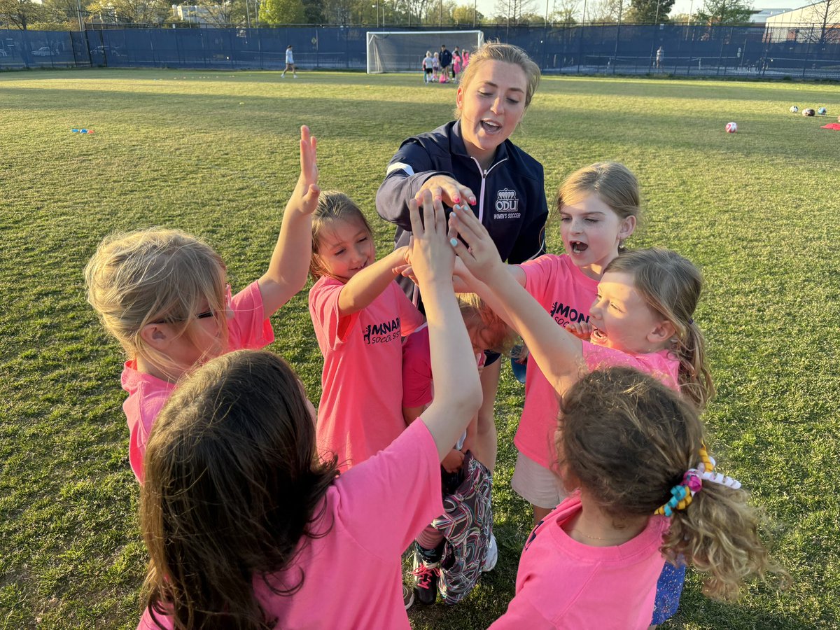 Lots of smiles and team spirit at Monarch Sisters! 💙