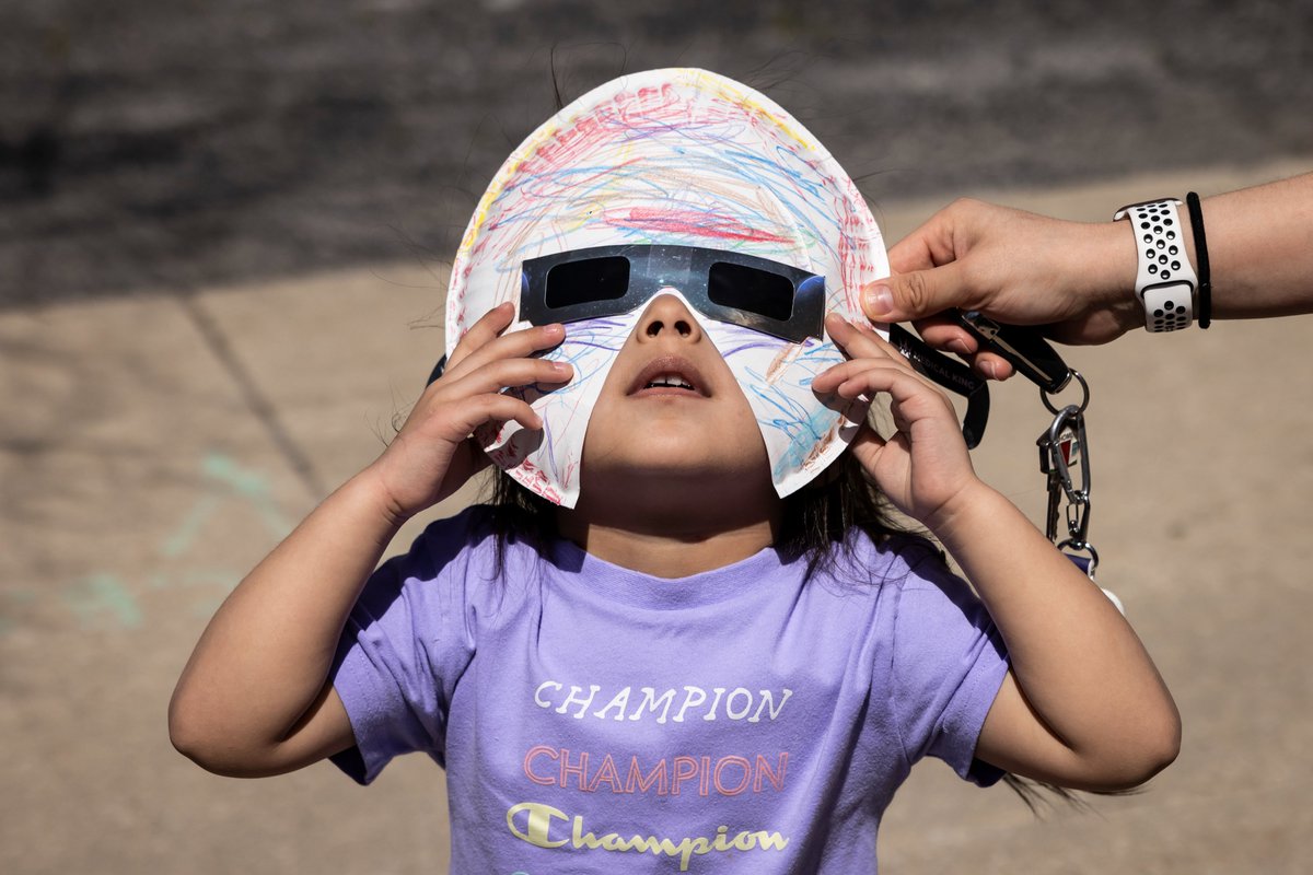 Ashlee_Rezin's tweet photo. Solar eclipse felt like a 'holiday' for crowds across Chicago https://t.co/mMZZqZSjQp by @KadeHeather &amp; @JessicaGraceMa https://t.co/VmYoi6MCK9