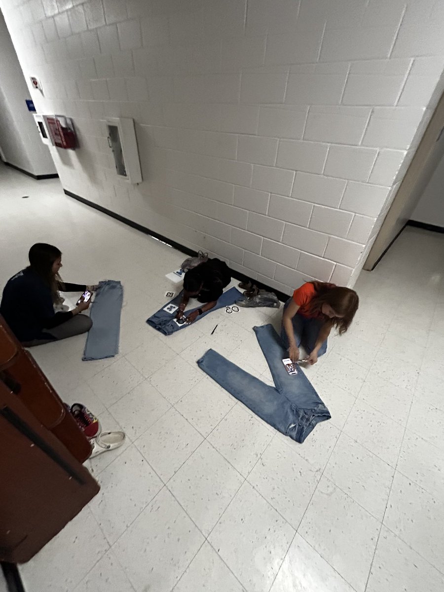 Senior student trainers doing a little Jean decorating for Jean Friday of senior week!! @DVHSYISD @DVHS_Athletics @IvanCedilloYISD @YISDAthletics1