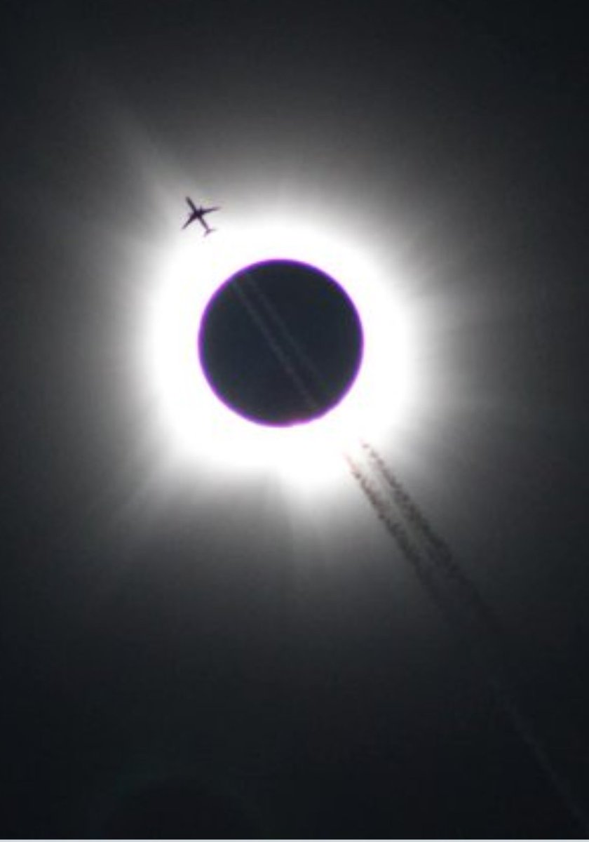 Avión cruzando en el momento del #Eclipse2024 total. Foto: Kendall Rust / Arkansas