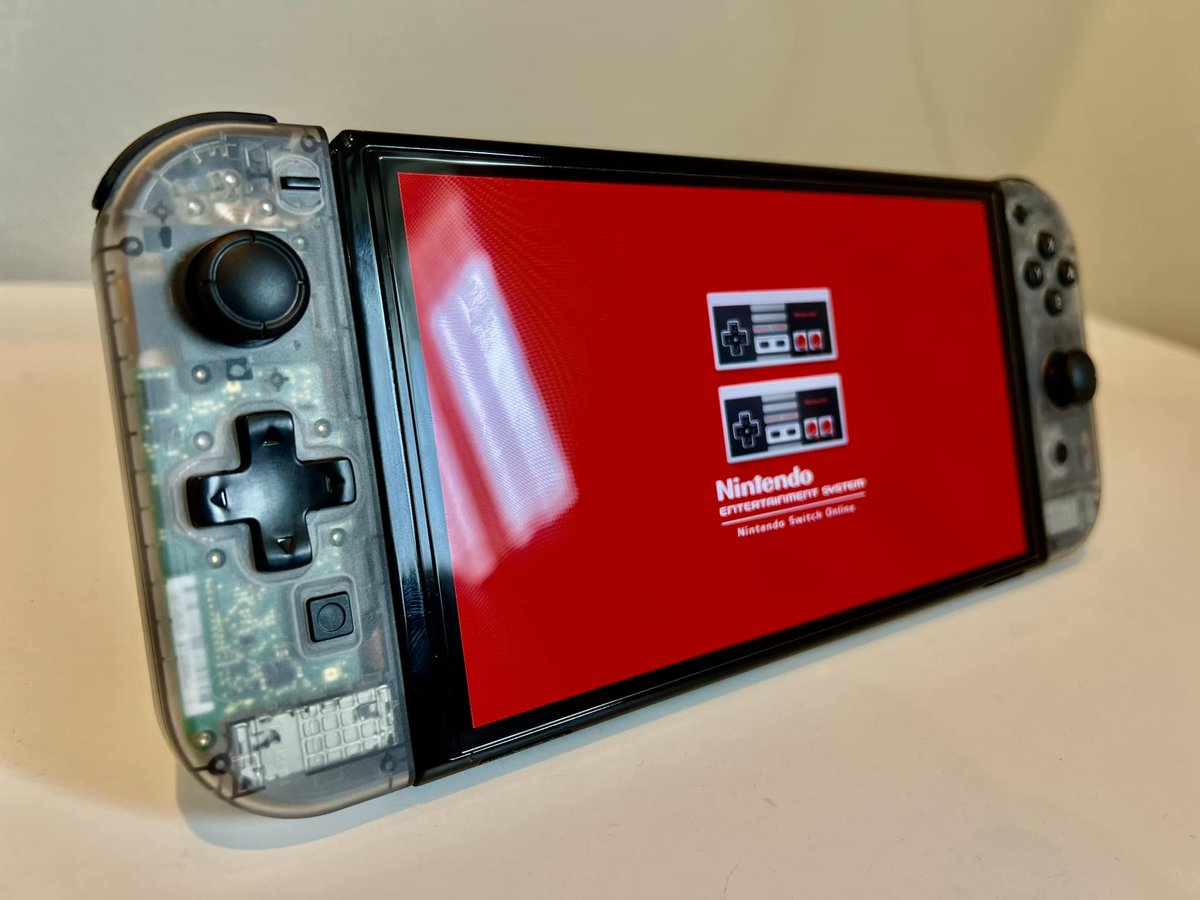 Custom clear Joy-Con!
• Hall-Effect sticks
• Metal lock latches
• D-Pad

Excellently assembled by @GameTraderZero, shoutout!