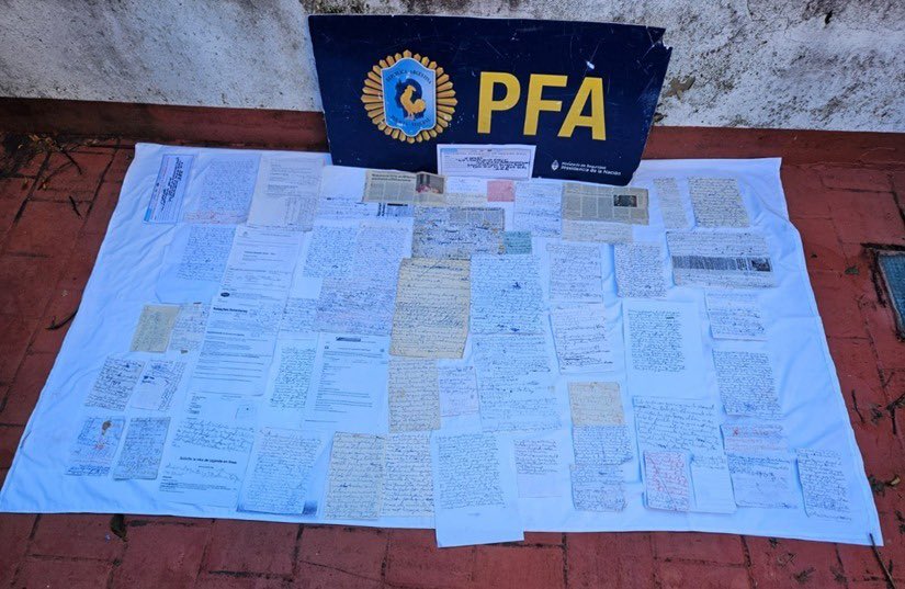 PatoBullrich's tweet photo. Dos hombres amenazaron al embajador de Estados Unidos y su familia y la PFA logró vincular los llamados hacia un locutorio de La Plata, encontrando así a los responsables.

En los allanamientos, los responsables tenían armas de fuego, recortes periodísticos alusivos de diferentes atentados perpetrados en países de Medio Oriente y manuscritos con información sobre la ubicación de embajadas a nivel nacional e internacional. Todos detenidos y a disposición de la Justicia.

El que las hace, las paga.