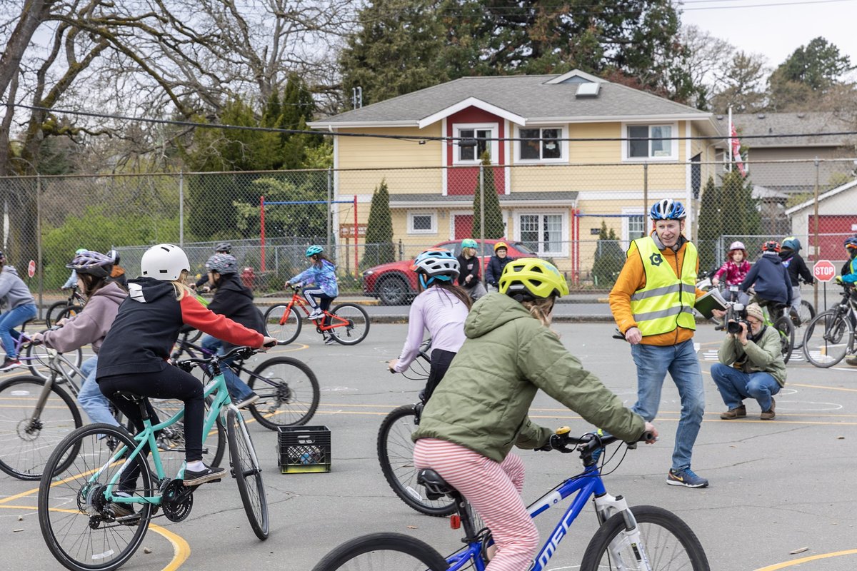 Grade 4 & 5 students are gearing up to learn how to safely ride a bike! The Everybody Rides program is expanding to 40 communities around BC, creating lifelong cyclists & showing kids that cycling is a safe, healthy + fun way to get around #ERG45 #bikesafe news.gov.bc.ca/30632