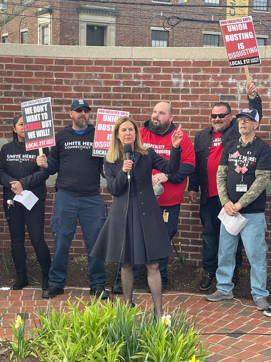 Thank you @LGSusanB for coming out and supporting Local 217 today! UNH, it's time to settle a fair contract with job security for your facilities workers #unionyes #fairwagesnow #strongertogether #nocontractnopeace #unitehere