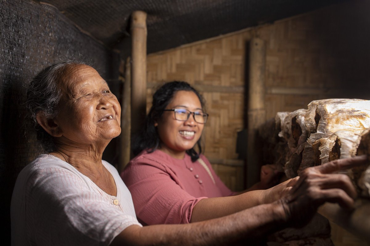 Australia’s humanitarian action prioritises locally led programs and those most affected. In #Indonesia, we work through @AusVols to support local women experiencing poverty to set up sustainable small businesses.