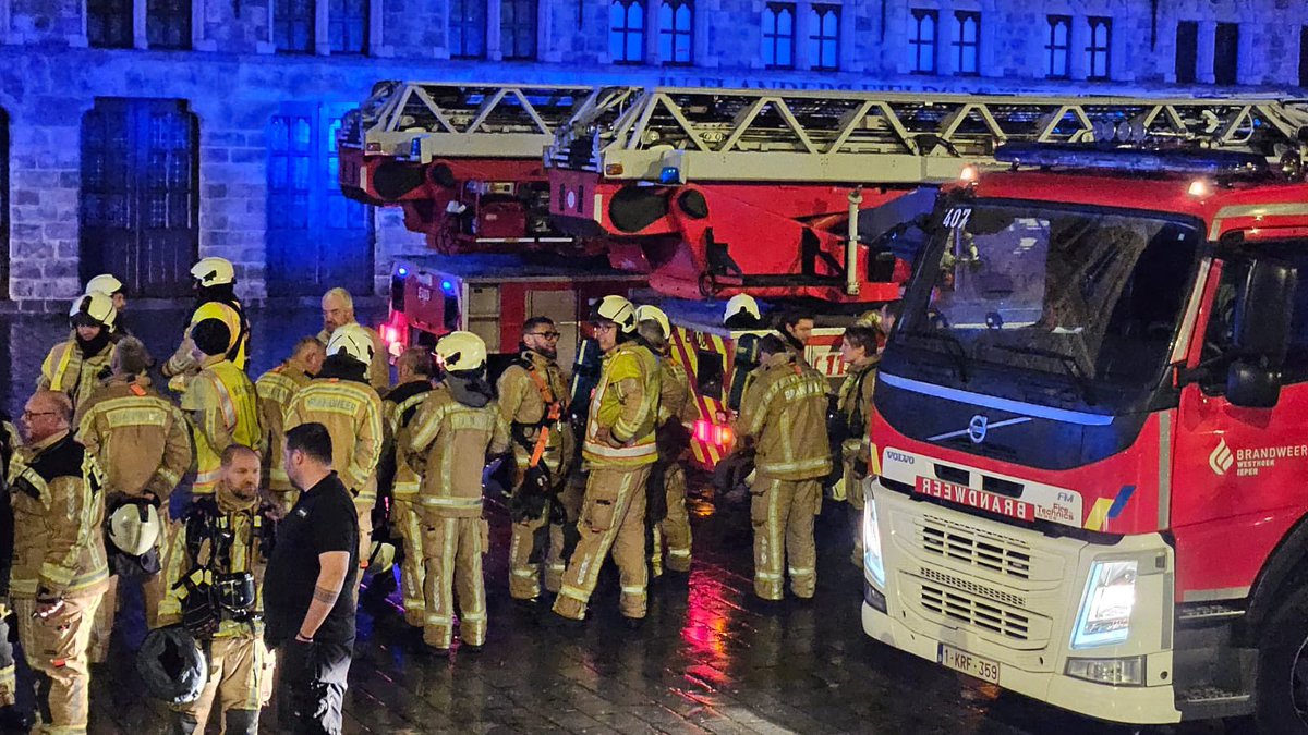 Brandweer_Ieper's tweet photo. Maandagavond kregen we 6 oproepen voor wateroverlast en mogelijke blikseminslagen. Zo was er een oproep voor een brand in het belfort. Na een volledige controle van alle daken, torens en ruimten van de lakenhallen en het belfort konden alle ploegen terugkeren.
#BrandweerWesthoek https://t.co/d0GDyEHXAI